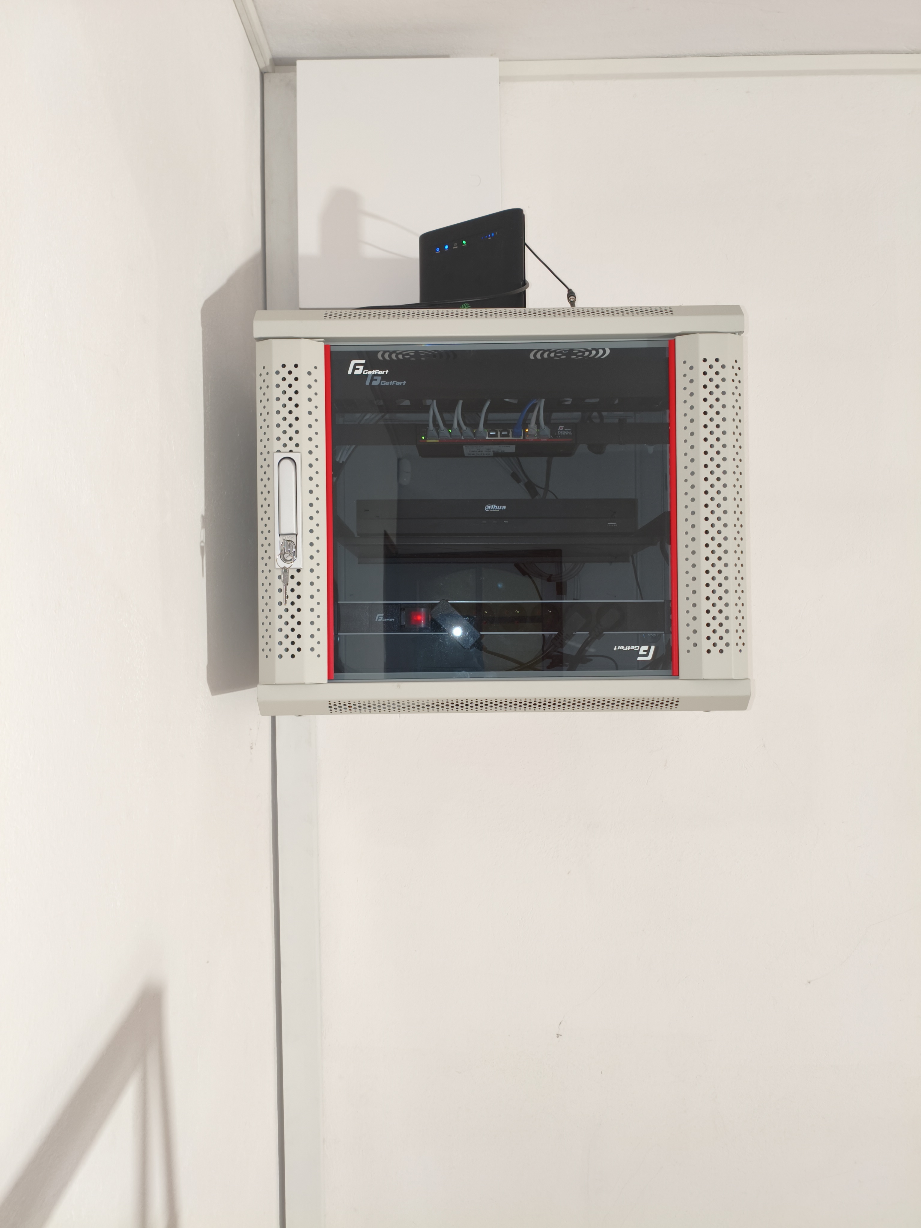 System alarmowy+system kamer w szafie Raak